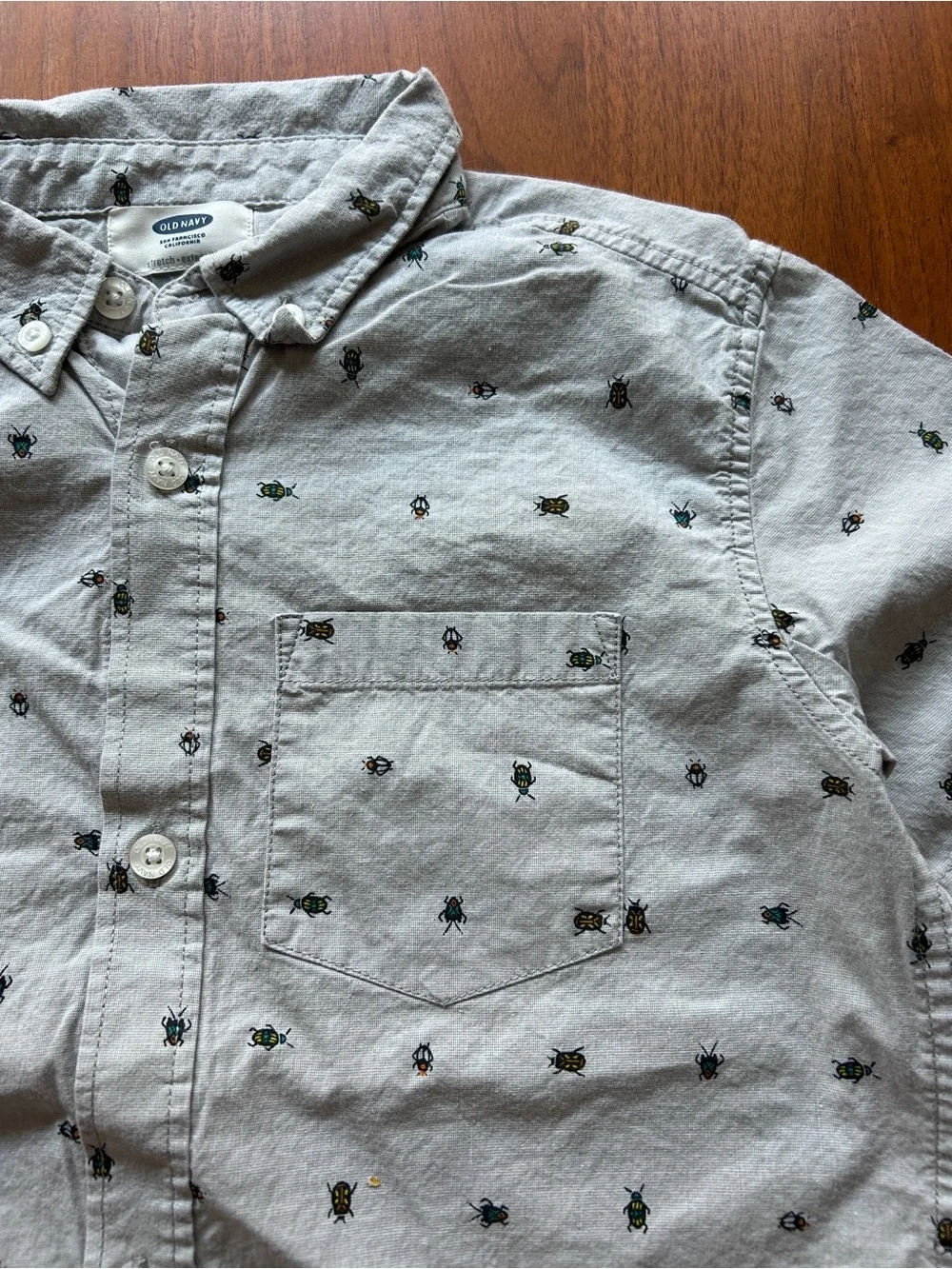 Old Navy Light Gray Short-Sleeve Button-Down Shirt with Insect/Bug Print